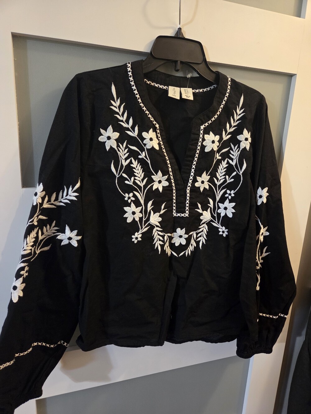 NwOT JOIE Embroidered Split V Neck Floral Print Top Black M Womens